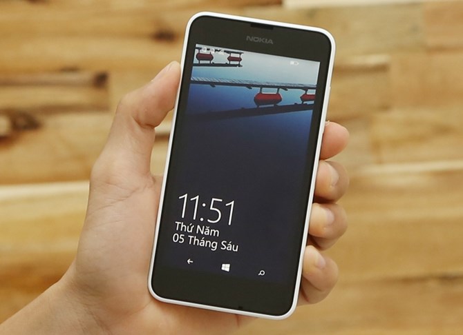 Nokia Lumia 630 l&agrave; phi&ecirc;n bản kế nhiệm của Lumia 620 với cấu h&igrave;nh n&acirc;ng cấp, m&agrave;n h&igrave;nh lớn hơn v&agrave; c&oacute; th&ecirc;m t&ugrave;y chọn 2 SIM