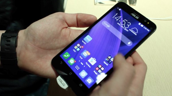 Zenfone 2 l&agrave; mẫu smartphone gi&aacute; rẻ g&acirc;y sốt tr&ecirc;n thị trường di động Việt Nam