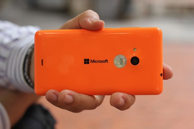 Lumia 535 l&agrave; smartphone gi&aacute; rẻ c&oacute; cấu h&igrave;nh mạnh mẽ v&agrave; dung lượng pin ấn tượng