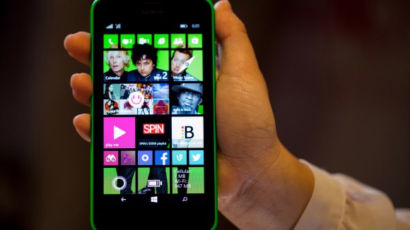 Smartphone gi&aacute; rẻ đ&aacute;ng mua năm 2014 duy nhất trong danh s&aacute;ch chạy Window phone