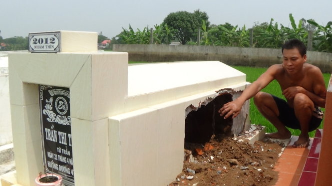 Mộ b&agrave; Thơm bị &ocirc;ng Khỏe kho&eacute;t một b&ecirc;n để lấy h&agrave;i cốt quăng xuống k&ecirc;nh v&igrave; sợ bị ma &aacute;m
