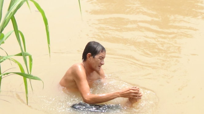 &Ocirc;ng Khỏe giờ đang h&igrave; hục lặn, m&ograve; t&igrave;m h&agrave;i cốt vợ để mong chuộc tội