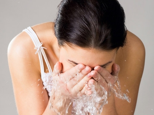 Sơ cứu bỏng mắt hiệu quả