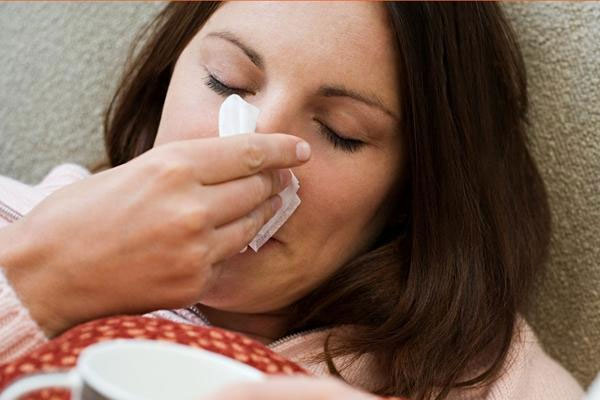 Sơ cứu chảy m&aacute;u cam nhanh ch&oacute;ng