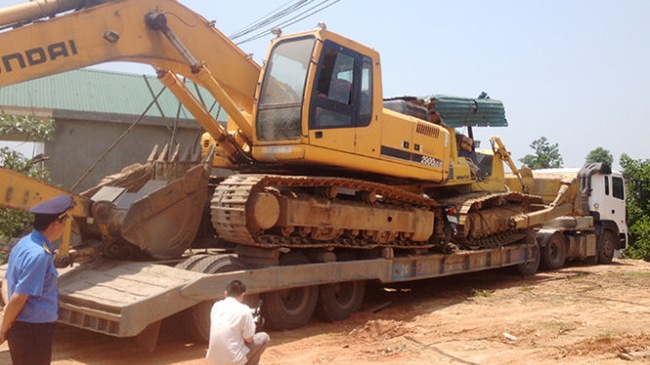 Đến chiều tối, chủ thiết bị vận tải mới chịu hợp t&aacute;c với cơ qu&aacute; c&ocirc;ng an