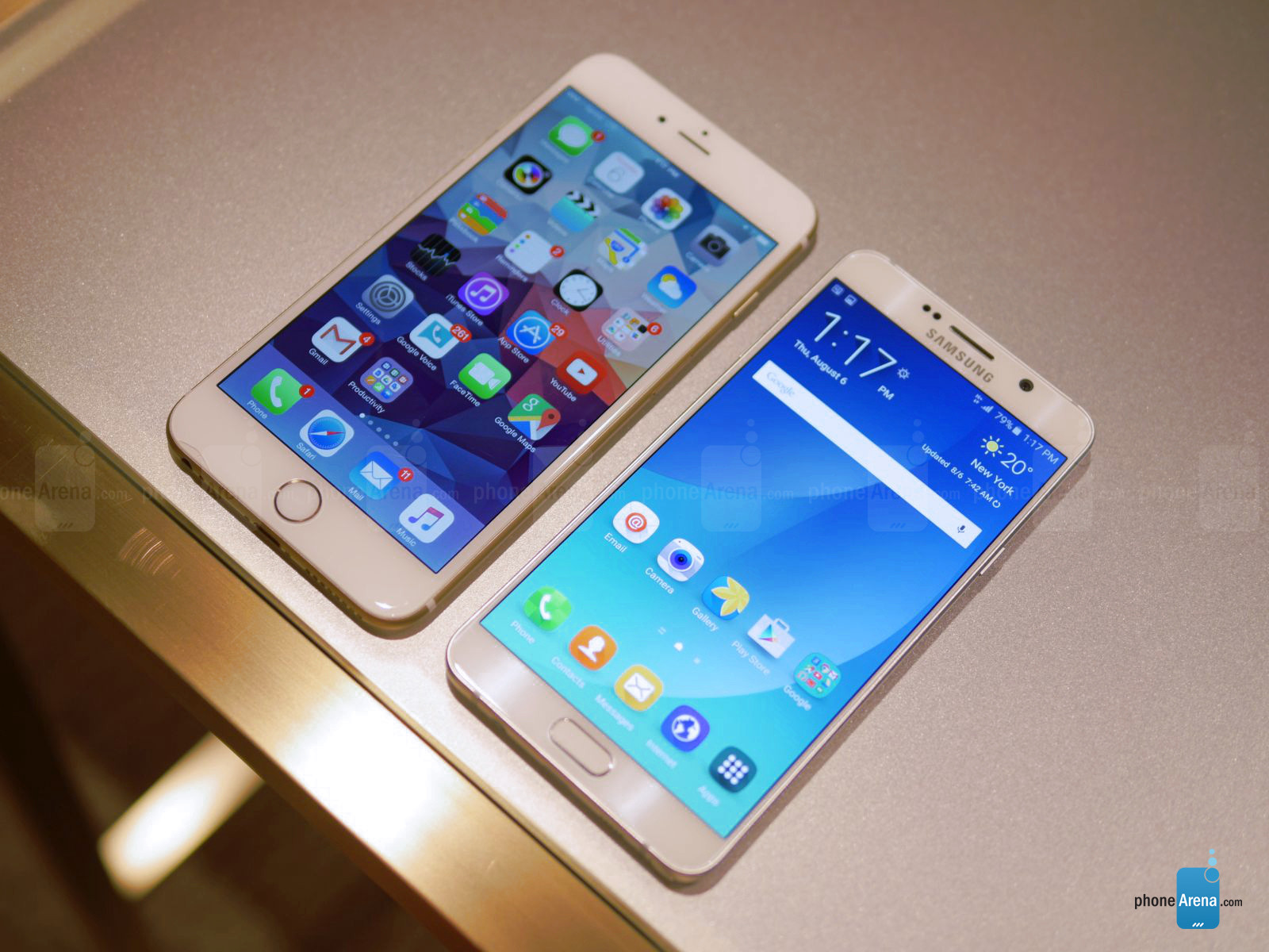 Hai d&ograve;ng smartphone hot nhất n&agrave;y tượng trưng cho hai thế lực của ng&agrave;nh c&ocirc;ng nghiệp điện thoại l&agrave; Samsung v&agrave; Apple