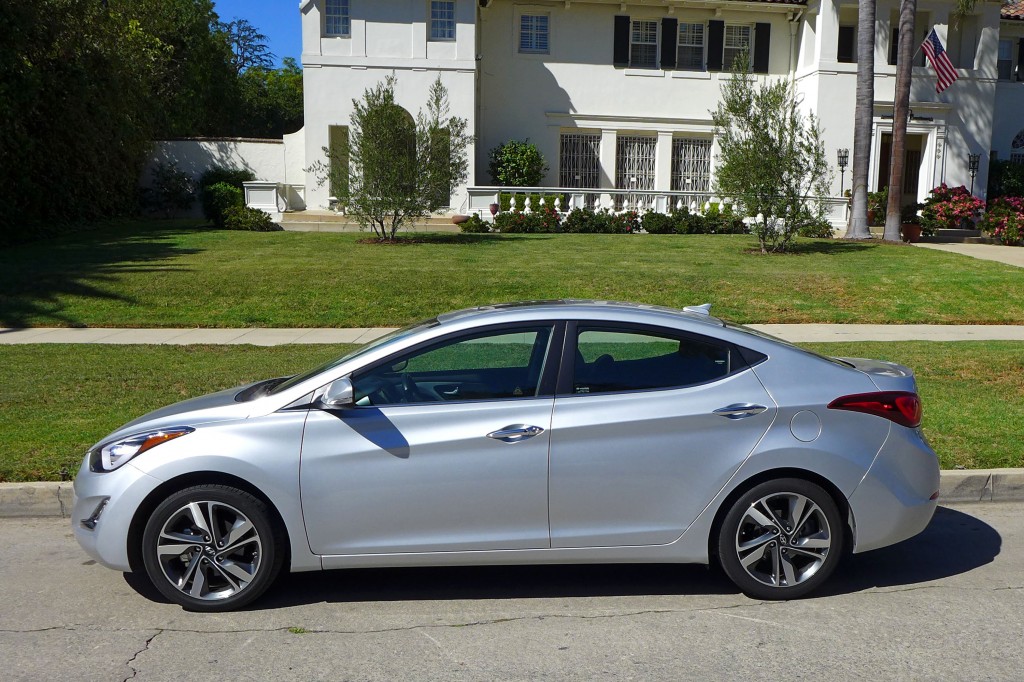 Xe Hyundai Elantra được trang bị hai loại động cơ 1.6L v&agrave; 1.8L
