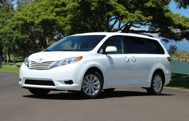 Khi so s&aacute;nh &ocirc; t&ocirc;, Toyota Sienna nổi bật nhờ sở hữu phần đầu xe ấn tượng