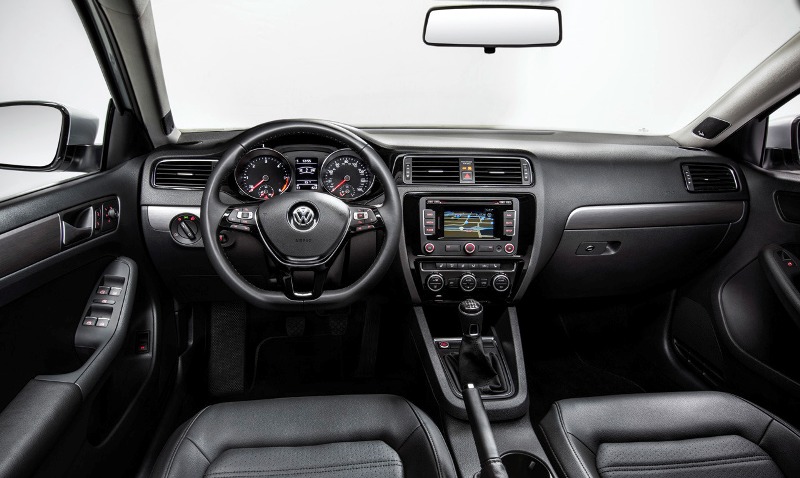 Nội thất mẫu sedan Volkswagen Jetta c&oacute; nhiều cải tiến với một v&ocirc;-lăng mới, hệ thống th&ocirc;ng tin giải tr&iacute; n&acirc;ng cấp 