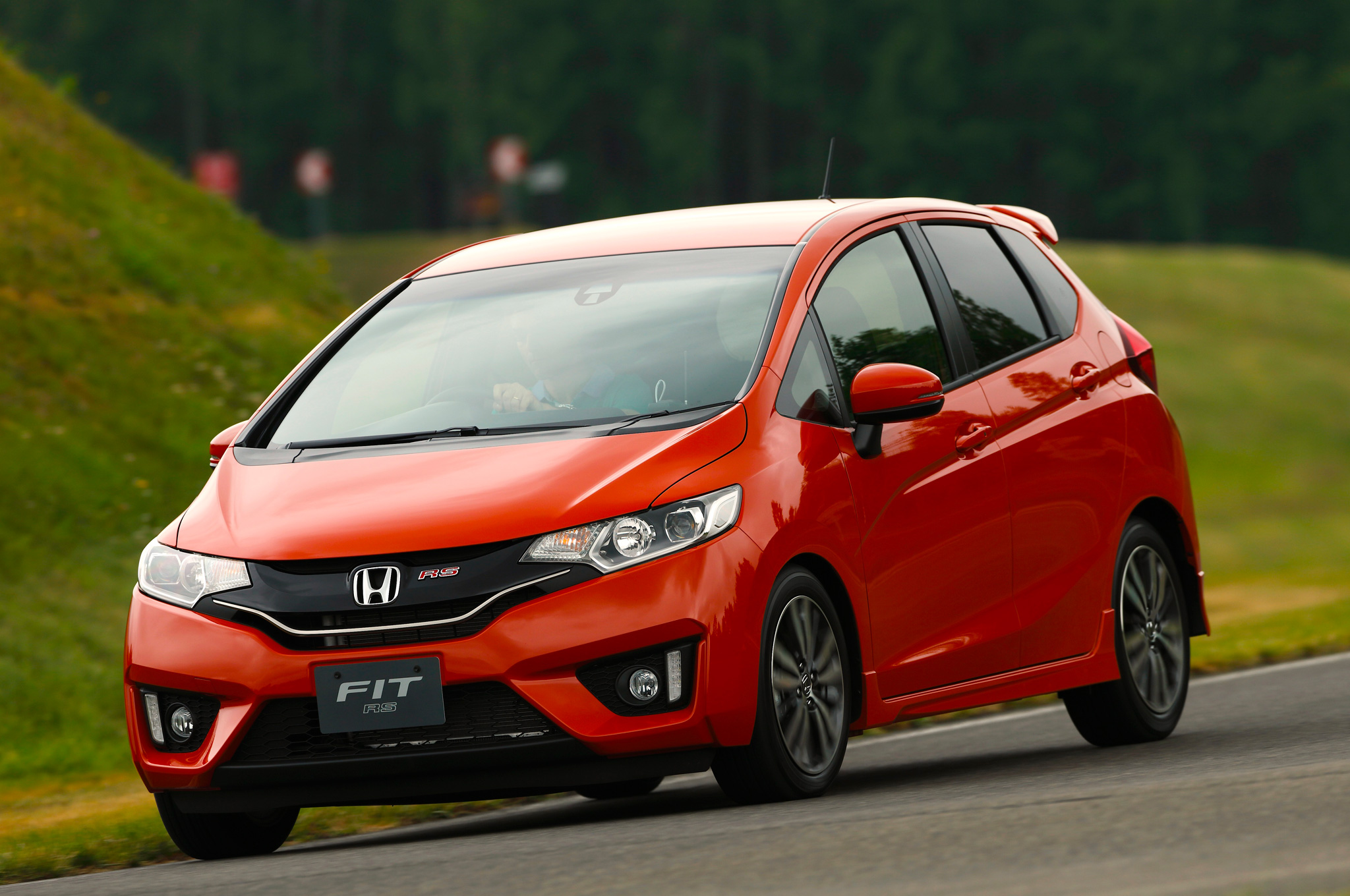 Khi so s&aacute;nh xe &ocirc; t&ocirc;, kiểu d&aacute;ng thiết kế đặc trưng mang phong c&aacute;ch trẻ trung ch&iacute;nh l&agrave; điểm nhấn của Honda Fit