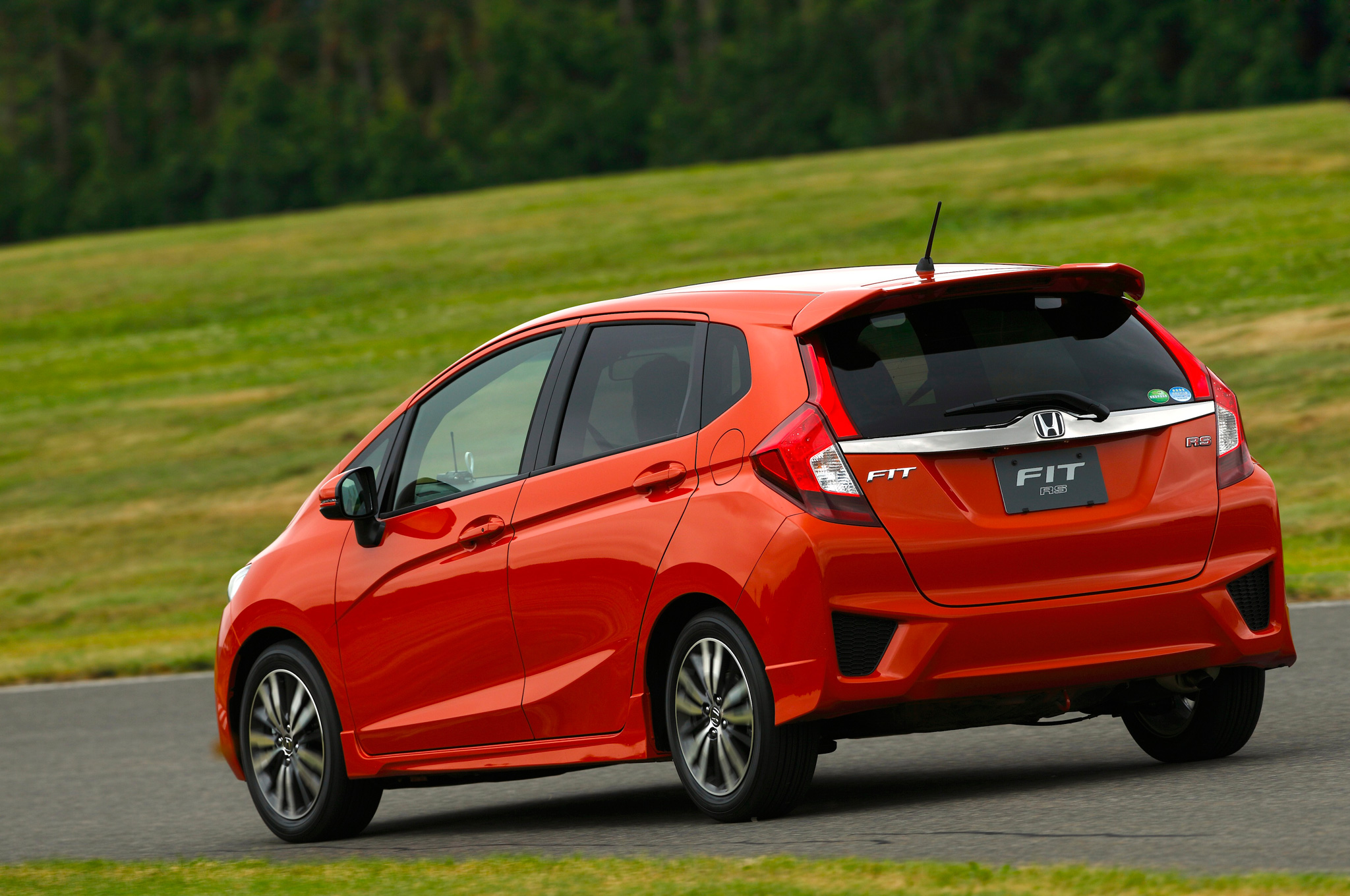 Honda Fit 2015 được đ&aacute;nh gi&aacute; l&agrave; một trong những chiếc xe tiết kiệm xăng nhất trong ph&acirc;n kh&uacute;c xe cỡ nhỏ