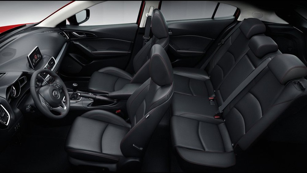Mazda 3 vẫn sở hữu kh&ocirc;ng gian nội thất rộng r&atilde;i nhờ chiều d&agrave;i cơ sở của xe tăng l&ecirc;n đ&aacute;ng kể