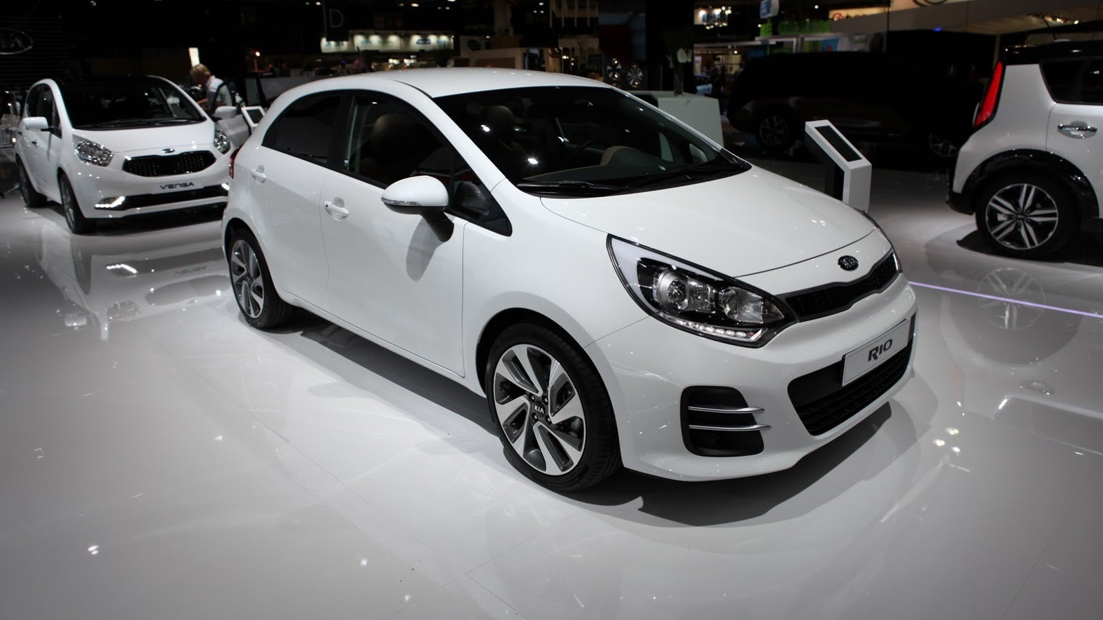 Mức gi&aacute; rẻ bất ngờ c&ugrave;ng những n&acirc;ng cấp về ngoại thất l&agrave; điểm mạnh của Kia Rio khi so s&aacute;nh xe &ocirc; t&ocirc;