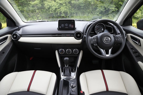 Điểm mạnh của Mazda 2 khi so s&aacute;nh xe &ocirc; t&ocirc; ch&iacute;nh l&agrave; những trang bị vượt trội so với c&aacute;c đối thủ c&ugrave;ng ph&acirc;n kh&uacute;c