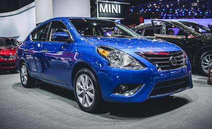 Khi so s&aacute;nh xe &ocirc; t&ocirc;, những thay đổi ở ngoại thất Nissan Versa chủ yếu diễn ra ở phần đầu xe