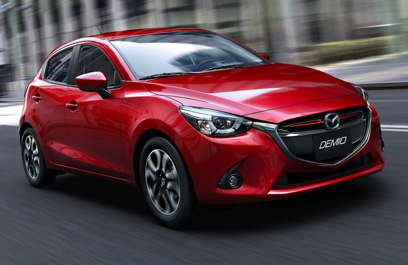 Với ng&ocirc;n thiết kế Kodo nổi tiếng, Mazda2 mới sở hữu lưới tản nhiệt h&igrave;nh đ&ocirc;i c&aacute;nh viền cr&ocirc;m sắc n&eacute;t