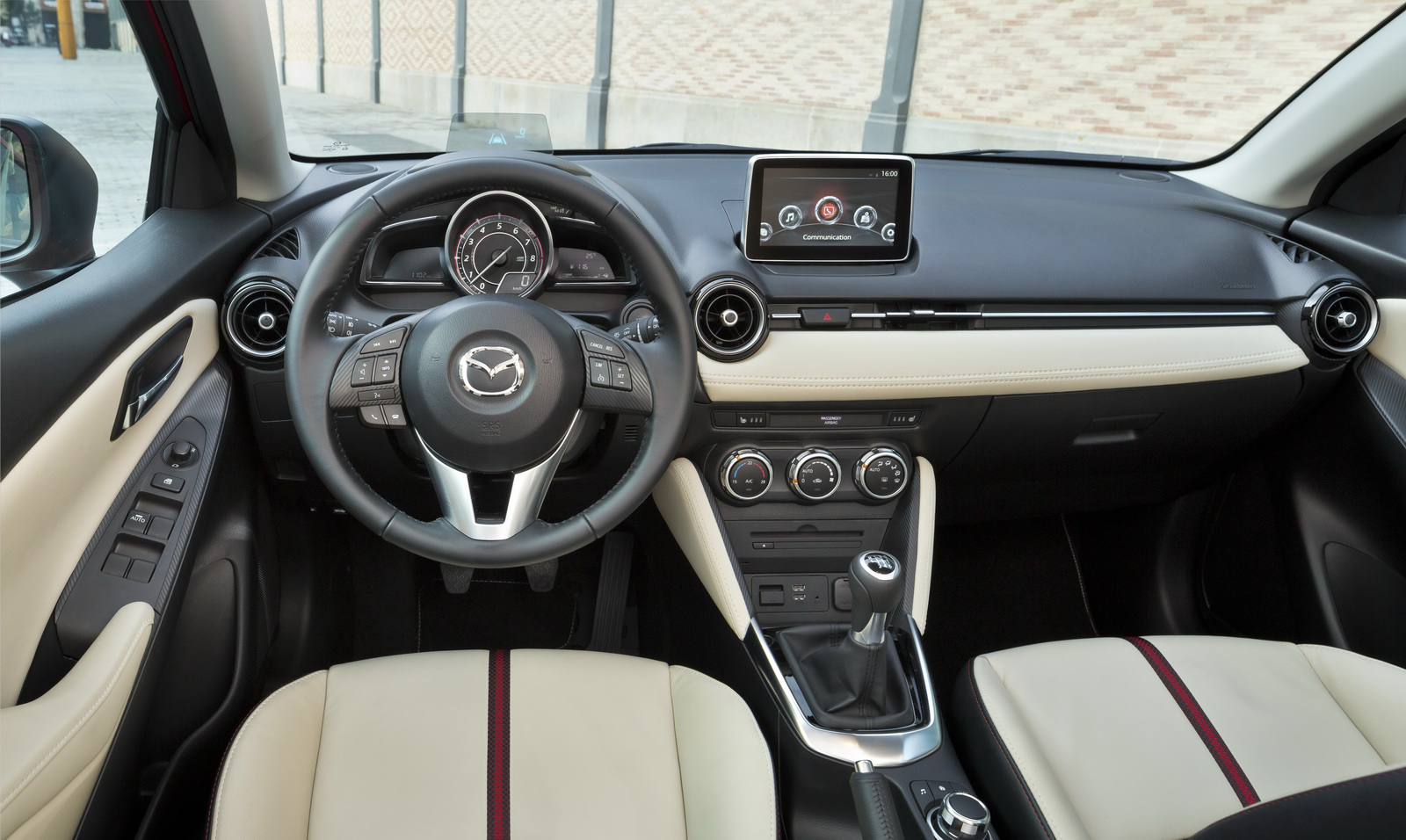 Nội thất được l&agrave;m mới sử dụng chất liệu cao cấp ch&iacute;nh l&agrave; điểm mạnh c&uacute;a Mazda 2 khi so s&aacute;nh xe &ocirc; t&ocirc;