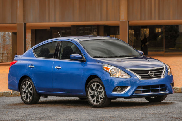 Khi so s&aacute;nh xe &ocirc; t&ocirc;, mức gi&aacute; rẻ bất ngờ của Nissan Versa bản 2015 l&agrave; một lợi thế ấn tượng