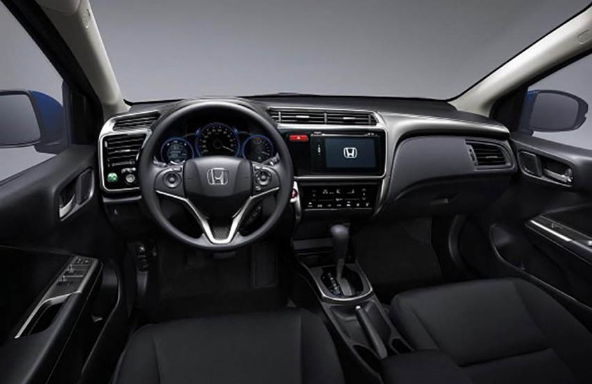 Honda City với cabin được bố tr&iacute; thanh tho&aacute;t c&ugrave;ng c&aacute;c n&uacute;t điều khiển lớn l&agrave; lợi thế khi so s&aacute;nh xe &ocirc; t&ocirc;