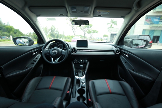 Sự thuận tiện trong thiết kế đ&atilde; gi&uacute;p Mazda2 mới ghi điểm khi so s&aacute;nh xe &ocirc; t&ocirc;