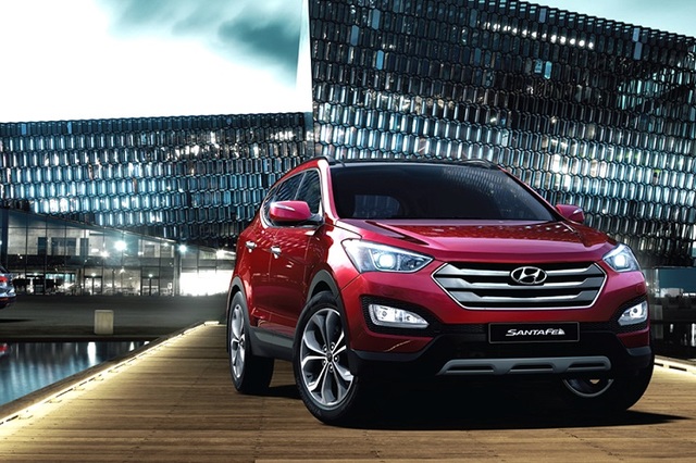 Khi so s&aacute;nh xe &ocirc; t&ocirc;, ng&ocirc;n ngữ thiết kế mới 'Bi&ecirc;n b&atilde;o - Storm Edge' gi&uacute;p Huyndai Santa Fe ghi điểm