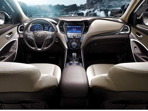 Hyundai SantaFe 2015 mang đến sự rộng r&atilde;i, thoải m&aacute;i b&ecirc;n trong nội thất với bố cục th&acirc;n thiện