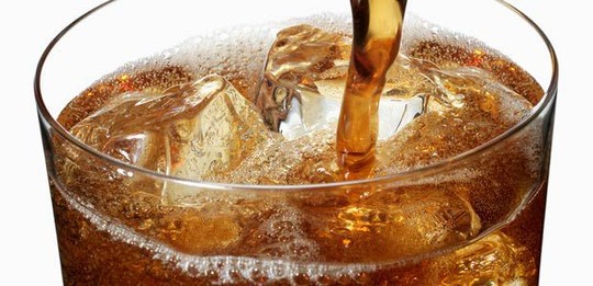 Sai lầm trong ăn uống n&ecirc;n tr&aacute;nh để k&eacute;o d&agrave;i tuổi thọ l&agrave; hạn chế uống soda