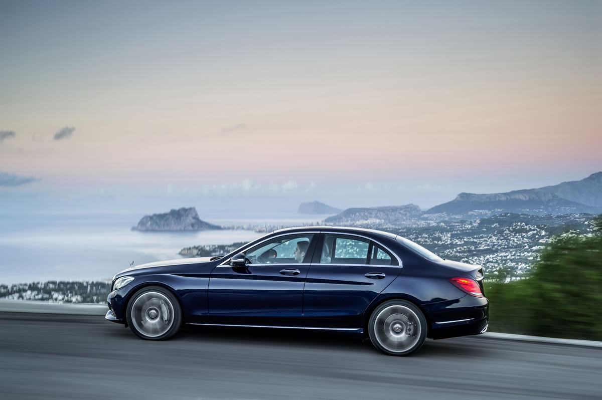 Audi A4 thế hệ mới tập trung v&agrave;o c&ocirc;ng nghệ v&agrave; hiệu suất khi so s&aacute;nh xe &ocirc; t&ocirc; ph&acirc;n kh&uacute;c sedan hạng sang