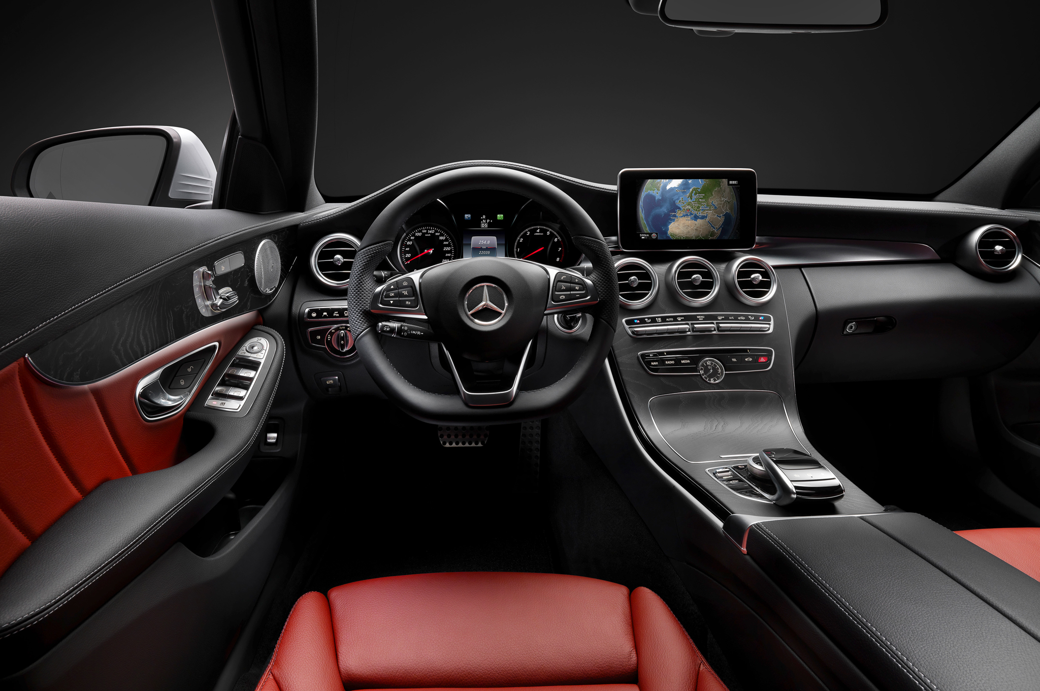 Khi so s&aacute;nh xe &ocirc; t&ocirc;, nội thất của Mercedes- Benz C- Class đem đến trải nghiệm giống như một phi&ecirc;n bản thu nhỏ S-Class
