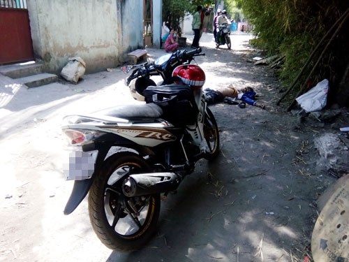 Sốc ma t&uacute;y, hai thanh ni&ecirc;n s&ugrave;i bọt m&eacute;p lăn quay giữa đường