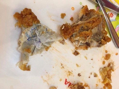H&igrave;nh ảnh phiếu gửi xe trong g&agrave; r&aacute;n của Lotteria