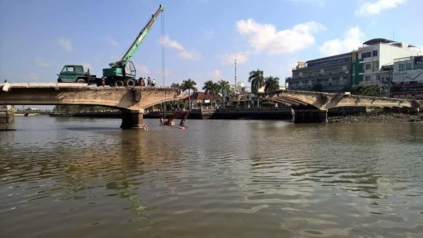 một xe cẩu loại lớn bất ngờ bị tr&ocirc;i tuột xuống s&ocirc;ng
