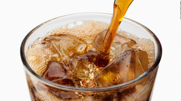 Nước uống soda c&oacute; đường được chỉ ra l&agrave;m l&atilde;o h&oacute;a nhanh như h&uacute;t thuốc