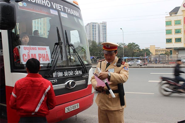 CSGT xử l&yacute; xe 