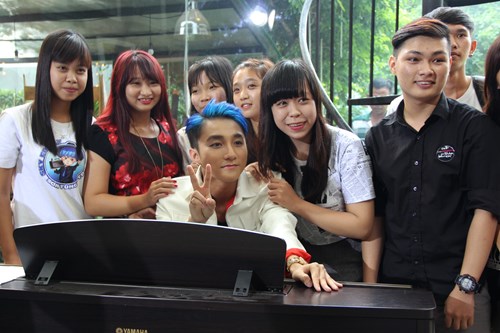C&aacute;c fan may mắn được t&oacute;i xem buổi h&aacute;t live trực tiếp ca kh&uacute;c mới của Sơn T&ugrave;ng