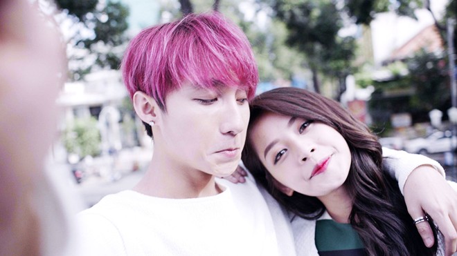 Sơn T&ugrave;ng th&acirc;n mật b&ecirc;n Chi Pu trong MV Tết khiến fan &lsquo;ph&aacute;t cuồng&rsquo;