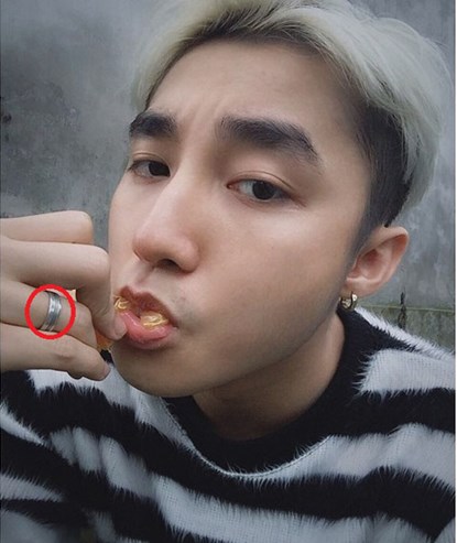 H&igrave;nh ảnh chiếc nhẫn Sơn T&ugrave;ng M-TP đang đeo tr&ecirc;n Instagram....