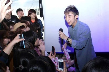 Chiếc đồng hồ tr&ecirc;n tay được người h&acirc;m mộ khẳng định chắc chắn l&agrave; của Sơn T&ugrave;ng M-TP