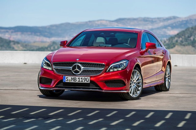 Thế mạnh của Mercedes-Benz GLA 250 khi so s&aacute;nh xe &ocirc; t&ocirc; l&agrave; chất địa h&igrave;nh thể hiện qua lưới tản nhiệt thiết kế theo phong c&aacute;ch thể thao 