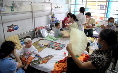 V&agrave;o m&ugrave;a h&egrave; c&aacute;c phụ huynh cũng n&ecirc;n ch&uacute; &yacute; ph&ograve;ng ngừa sốt xuất huyết cho trẻ nhỏ