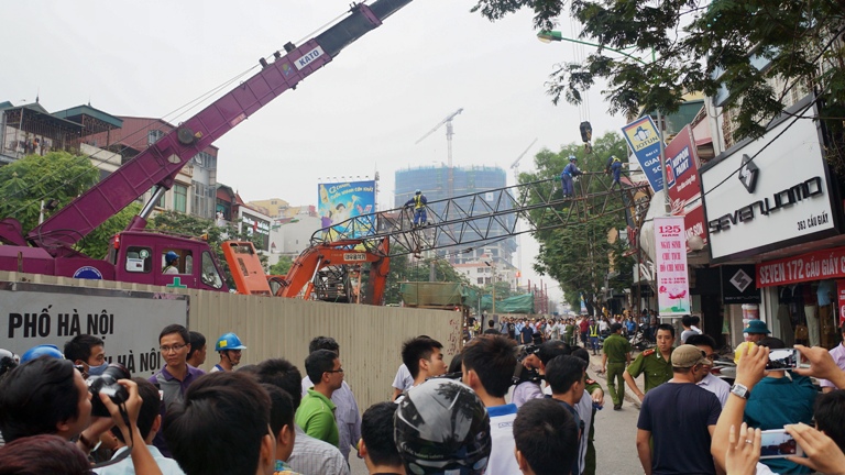sập cần cẩu 2