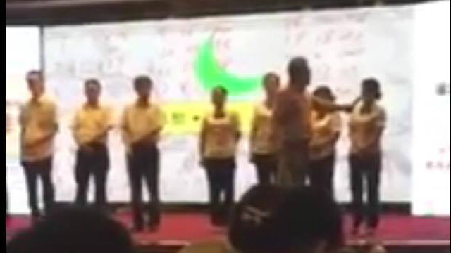 Không có bất kỳ một nhân viên nào dám phản kháng ông chủ của mình. Ảnh: Shanghaiist Không có bất kỳ một nhân viên nào dám phản kháng ông chủ của mình. Ảnh: Shanghaiist