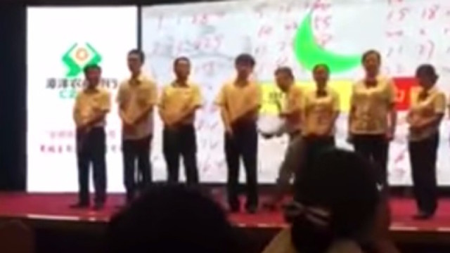 Ông chủ dùng gậy gỗ đánh đòn các nhân viên ngân hàng. Ảnh: Shanghaiist Ông chủ dùng gậy gỗ đánh đòn các nhân viên ngân hàng. Ảnh: Shanghaiist