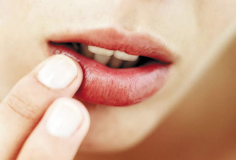 Lở, nứt m&ocirc;i l&agrave; một trong những dấu hiệu cảnh b&aacute;o cơ thể bị stress