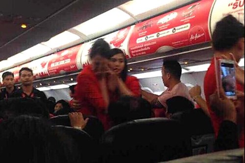H&agrave;nh kh&aacute;ch Trung Quốc hất nước n&oacute;ng v&agrave;o tiếp vi&ecirc;n l&agrave; một trong sự cố m&aacute;y bay xấu x&iacute; nhất năm vừa qua