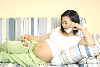 Sử dụng điện thoại nhiều b&agrave; bầu c&oacute; thể sinh trẻ chậm ph&aacute;t triển tr&iacute; tuệ