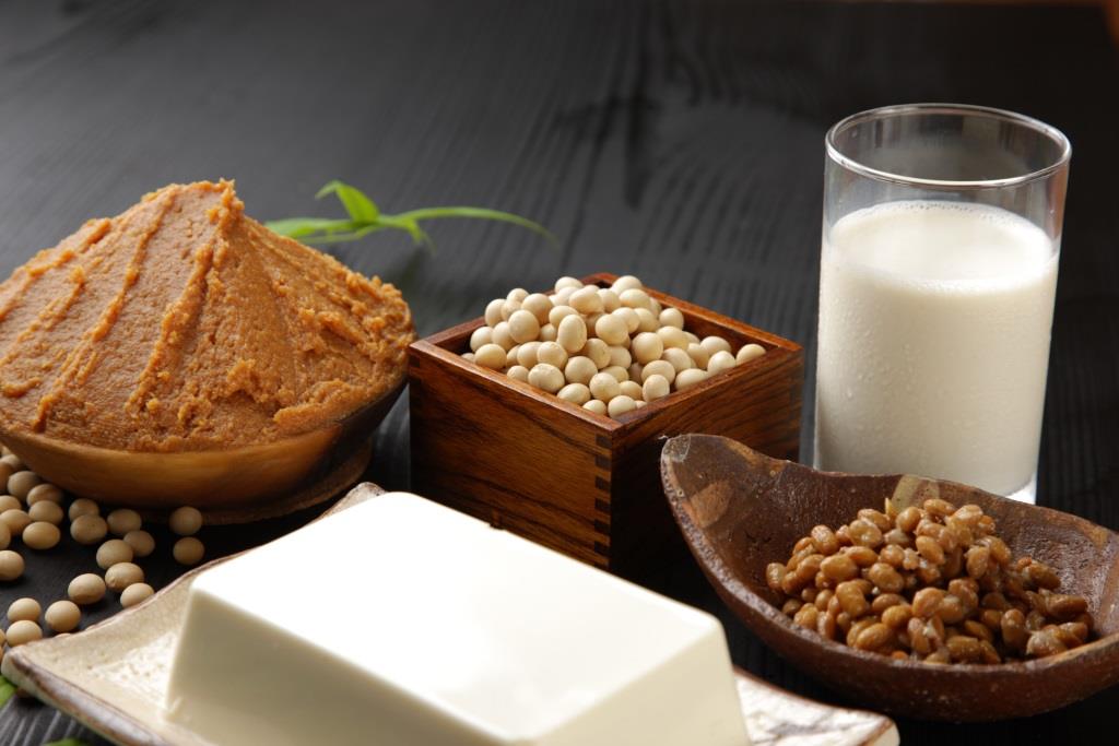 Rất nhiều người c&oacute; quan niệm sai lầm rằng ăn đậu n&agrave;nh g&acirc;y v&ocirc; sinh, yếu sinh l&yacute; ở nam giới