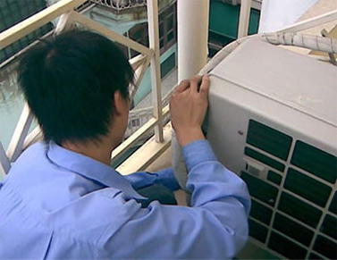 Nghề sửa điều h&ograve;a hốt bạc ng&agrave;y nắng n&oacute;ng