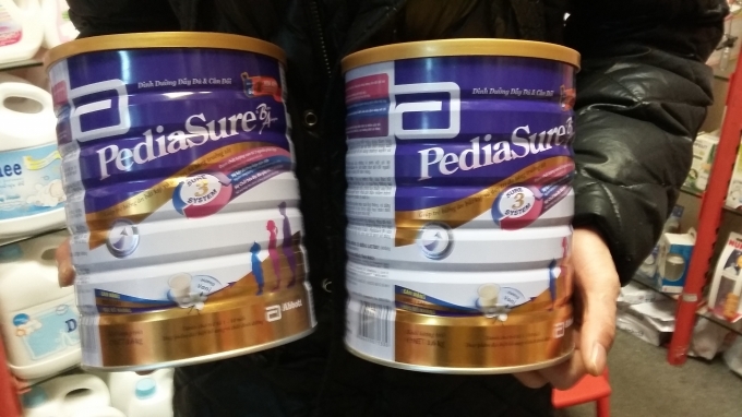 Hai hộp sữa PediaSure BA ph&aacute;t hiện những vẩn đen bất thường m&agrave; kh&aacute;ch h&agrave;ng phản &aacute;nh