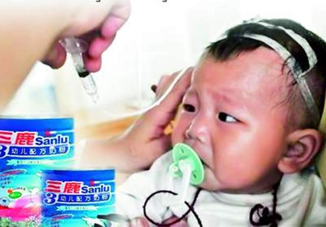 Vụ b&ecirc; bối sữa Trung Quốc đ&atilde; từng khiến cả thế giới r&ugrave;ng m&igrave;nh
